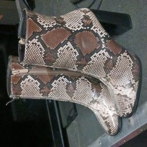 Women's boots snakeskin print size 8